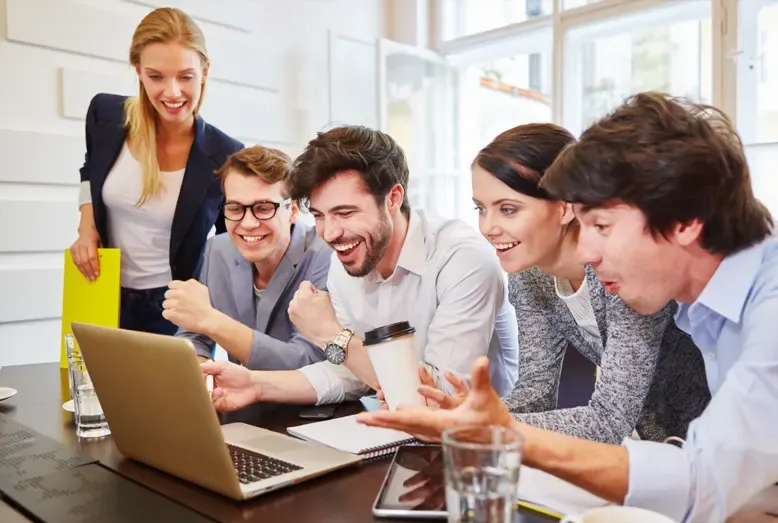 Personas satisfechas viendo cómo mejora el rendimiento de un ordenador tras su optimización en Boadilla del Monte