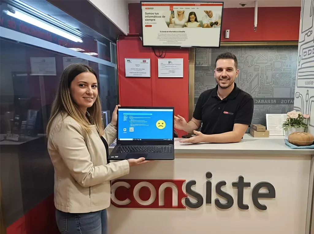Una chica nos trae a la tienda de la Ciudad Comercial Las Lomas de Boadilla un ordenador portatil con un Pantallazo Azul BSOD