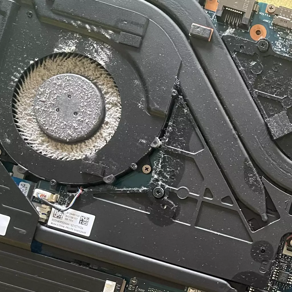 El ventilador de tu portatil debe estar limpio para refrigerarlo correctamente, si no la pasta térmica se seca y no disipa correctamente